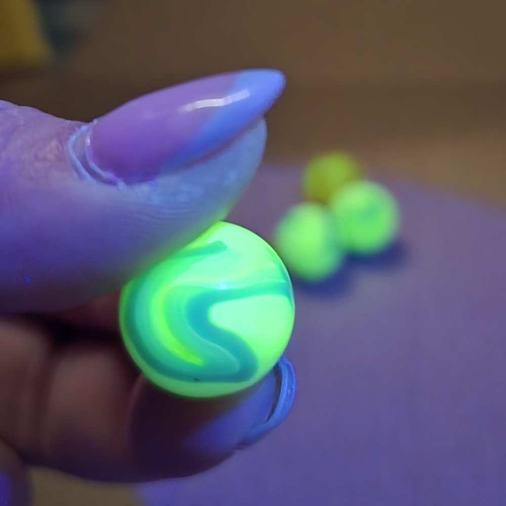 Uranium Glass Marbles Set (4) – UV Reactive incl. Cats Eye – Vintage Mid-Century